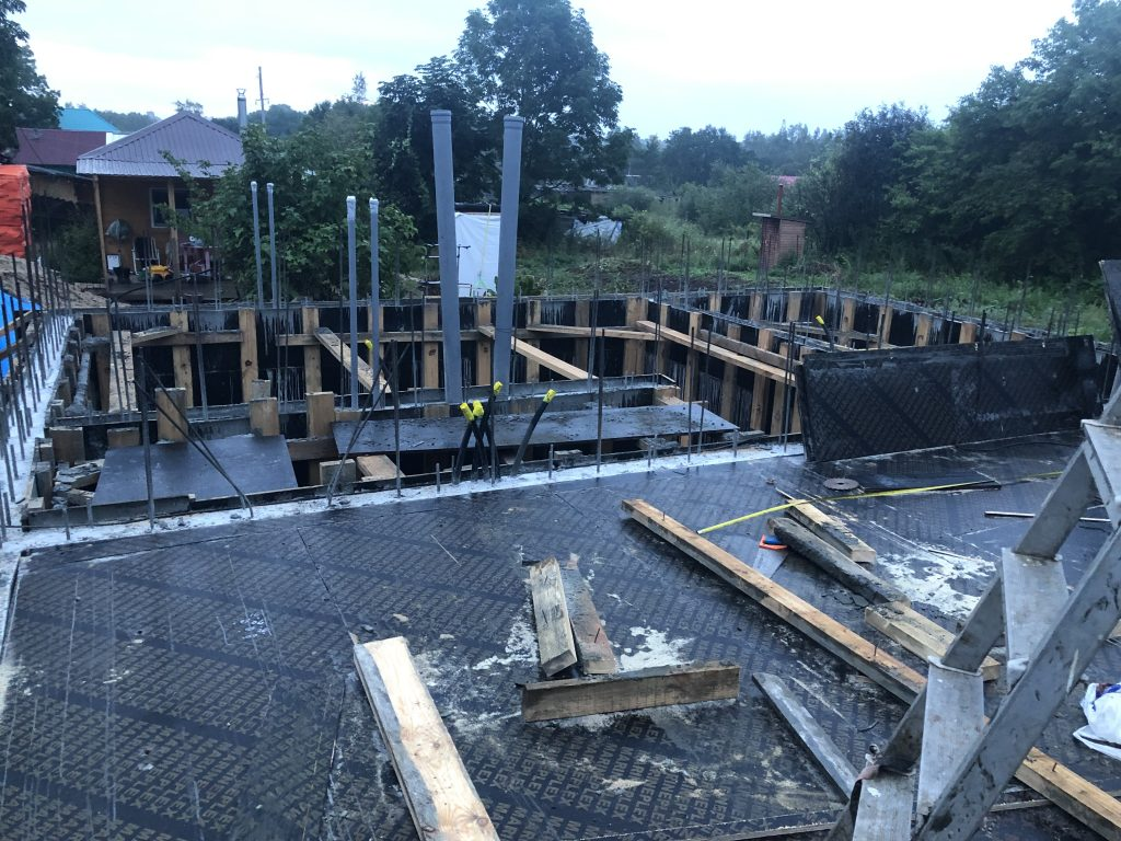 Бетонная лестница на 2 этаж наружный сбоку здания. Этаж из бетона. Этаж из бетона. Лестница на второй этаж из бетона. Бетонная лестница в доме.