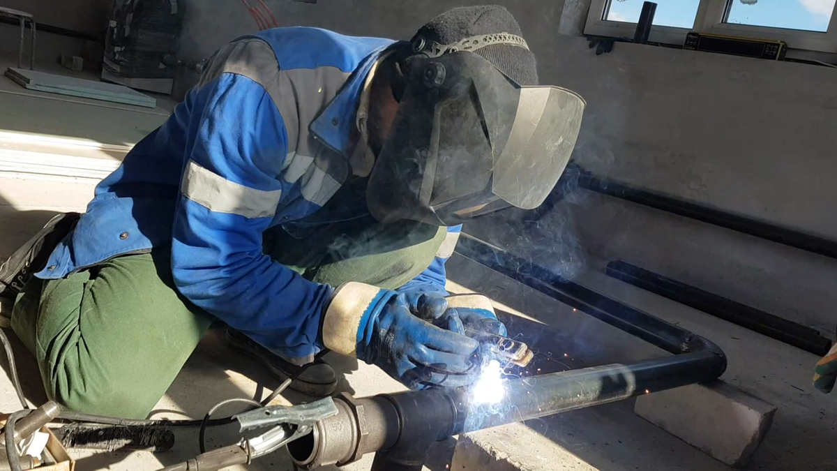 Бизнес тематика. Нужна спокойная работа. Бизнесмен в офисе. Профессии в офисе. Карьера девушка.