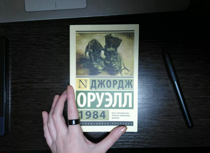 Стоит две книги