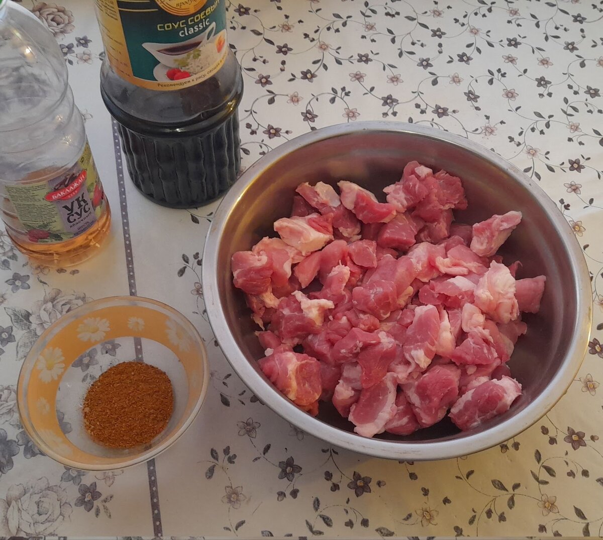 Мясо нарезано и подготовлено к маринованию.