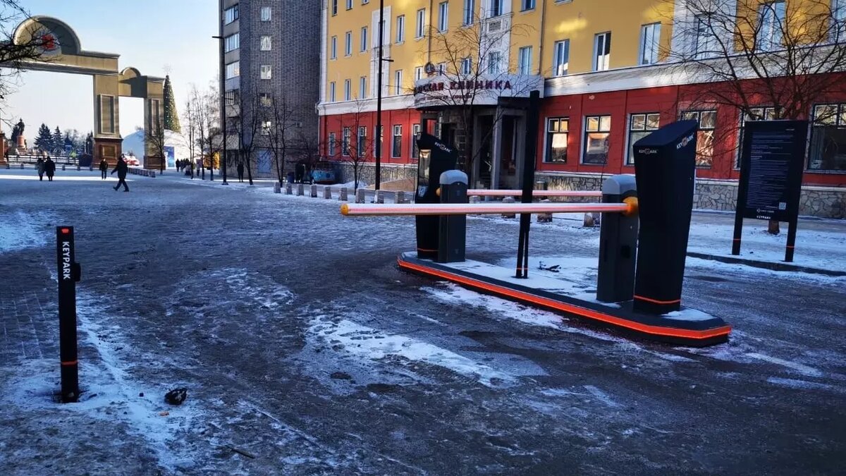     В Красноярске перед площадью Мира оборудовали платную парковку — она заработает только через месяц.