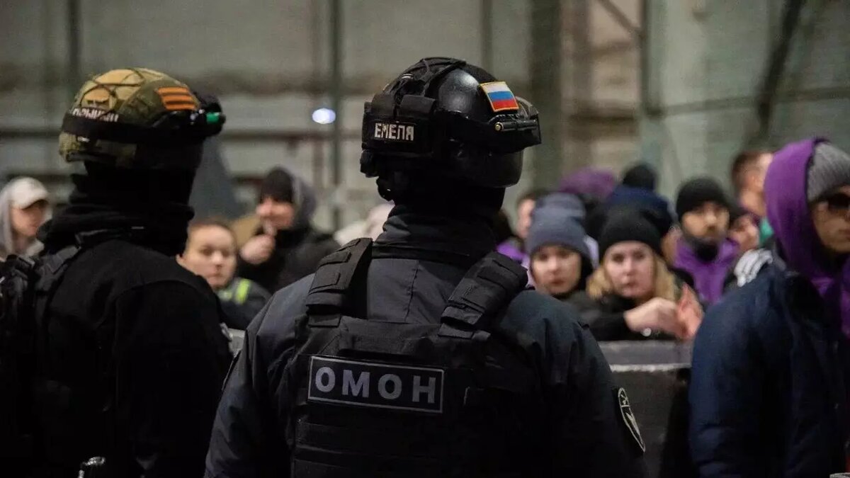     В одном из сортировочных центров Советского района Красноярска полицейские и сотрудники военкомата нашли пятерых мигрантов, которые получили российское гражданство, но не проходили военную службу.