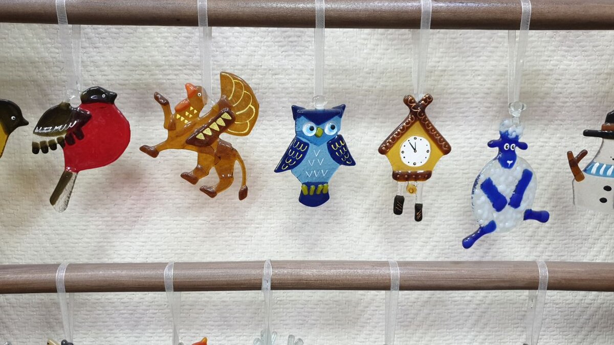 Игрушки на елку ручной работы. Елочные игрушки из бархата. Елочные игрушки handmade. Новогодние шары из бархата. Необычные елочные украшения.