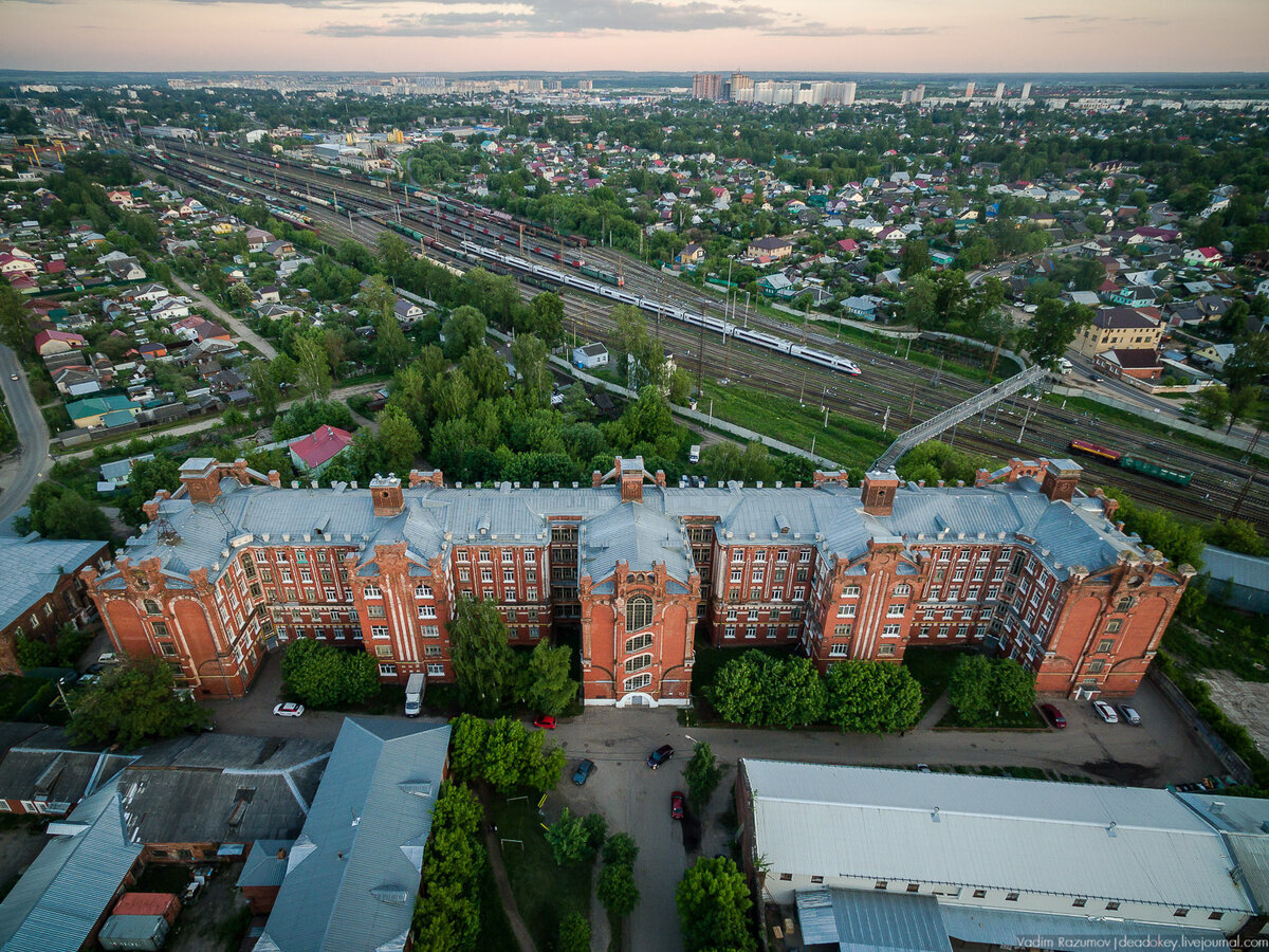 фото из интернета. казарма № 70, вид со стороны городка, за ней железная дорога