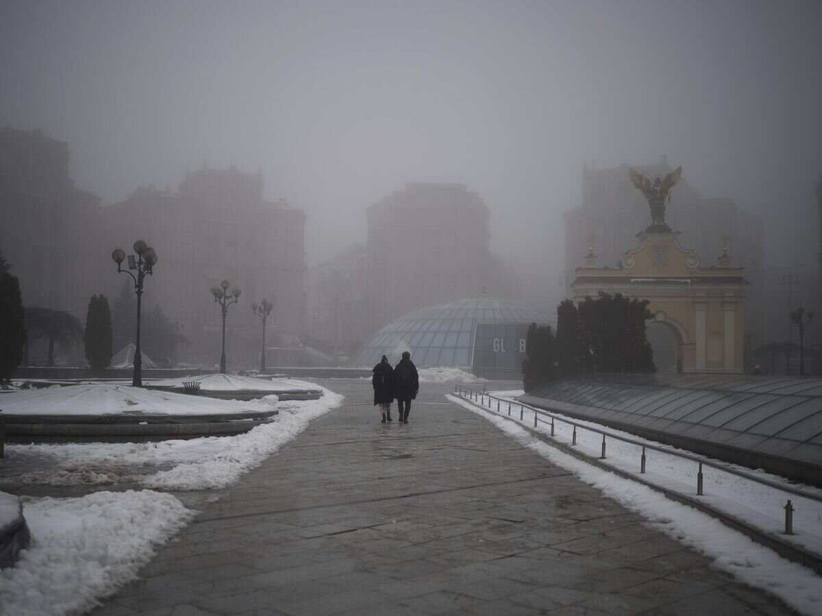 Прохожие в центре Киева © AP Photo / Felipe Dana