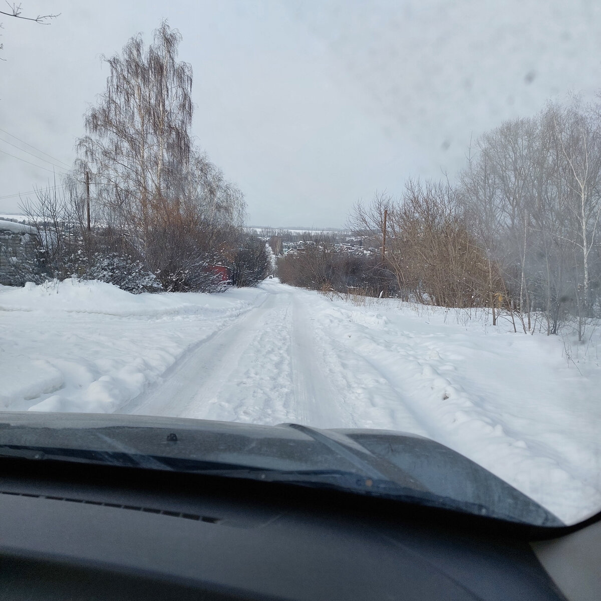 Часть дороги ехали по старому мосту. Летом тут бездорожье, а зимой снегом все ямы затянуты и проехать можно. Народу на дачах, особенно вдоль дорог, живет с каждым годом все больше и больше. Дома увеличивают, утепляют...
