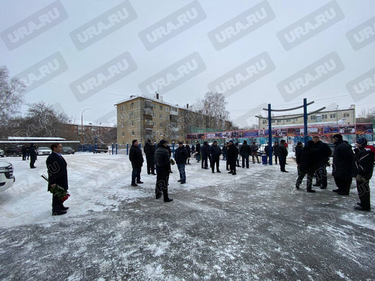 Они выскочили из школы забежали