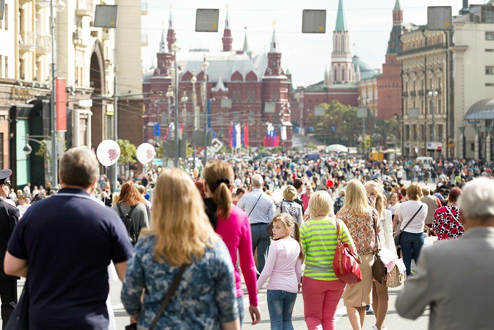 Люди на улице города