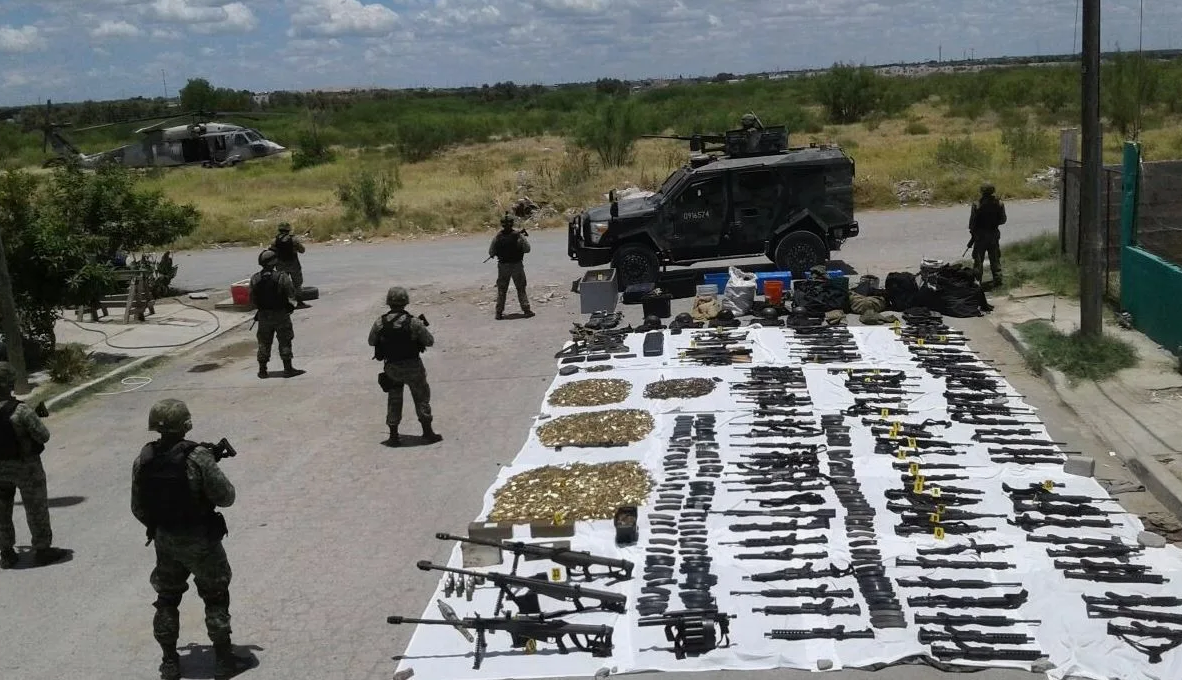 Вот такой интересный арсенал изымают мексиканские полицейские службы в средней руки рейде против картелей.  И если раньше у бандитов на вооружении была "сборная солянка", то теперь до 70% оружия - это самые передовые системы американского происхождения. Фото АР