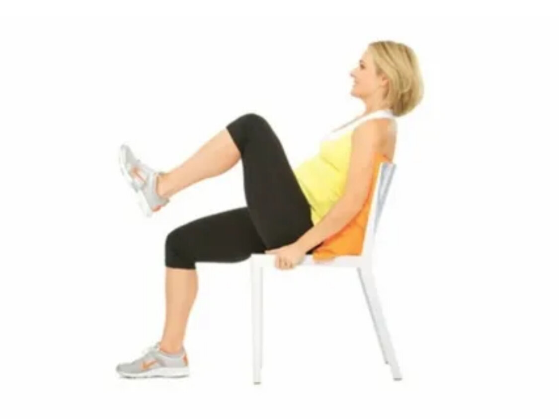 Нижние гнуты. Пресс сидя на стуле. Упражнения на стуле для ног. Упражнения сидя. Упражнение подтягивание коленей к животу.