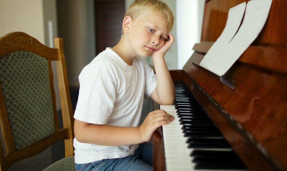 Недовольный учитель. Учитель ушла из класса. Отстраненный учитель. Статусы про учителей. Первый учитель.