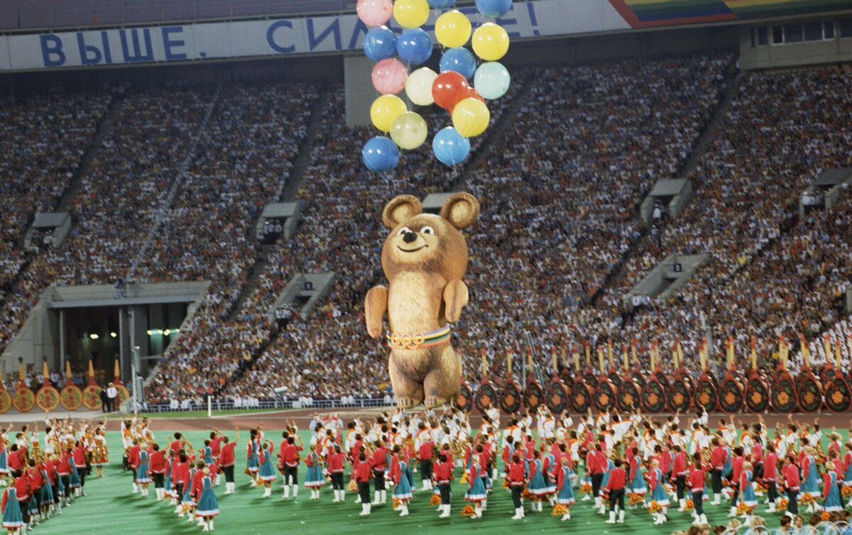 Олимпийский огонь москве. Олимпийский огонь москва 1980. Факел олимпийского огня 1980. Стадион в москве олимпийский 80х. Факел олимпиады 80 года в москве.