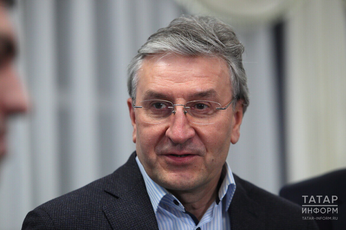 ​Айрат Фаррахов: «Предусмотрено повышение выплат инвалидам, ветеранам Великой Отечественной войны, боевых действий, Героям России, Героям Труда и другим гражданам». Фото: © Михаил Захаров / «Татар-информ»