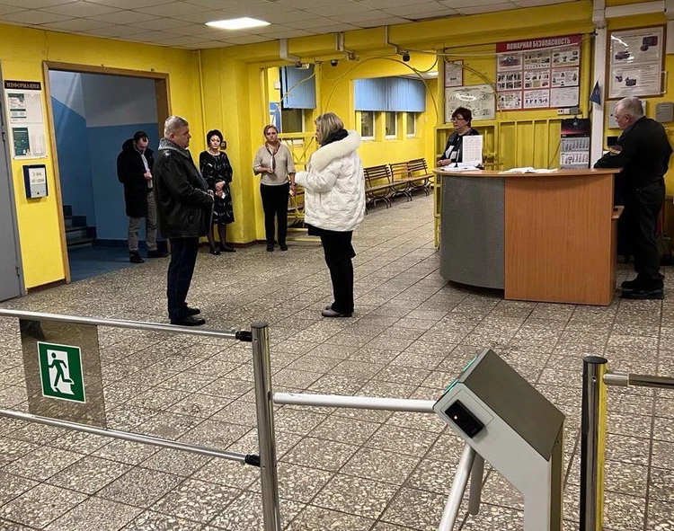 Следователи в фойе лицея, в котором случилась трагедия