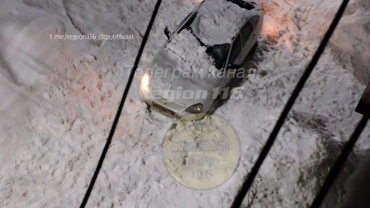     В Казани накануне вечером, 30 января, на улице Кулагина на автомобиль «Лада Приора» упал снег с крыши дома. Машина получила серьезные повреждения. Об этом сообщили в Telegram-канале «Казань на максималках».