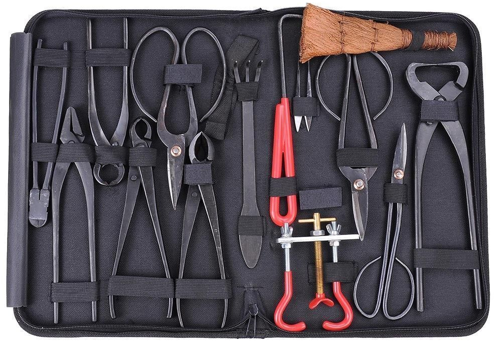 Впечатляющий набор хирурга или даже патологоанатома? Нет, всего лишь инструменты Бонсай.