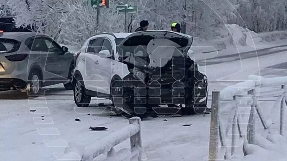 При аварии в Салехарде пострадала сама виновница ДТП. Фото: SHOT