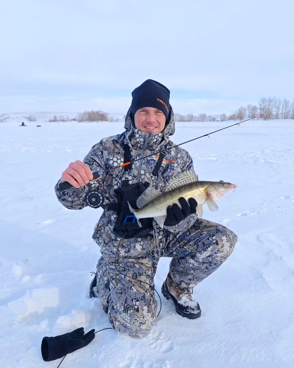Вес судака на фото 1040 грамм.