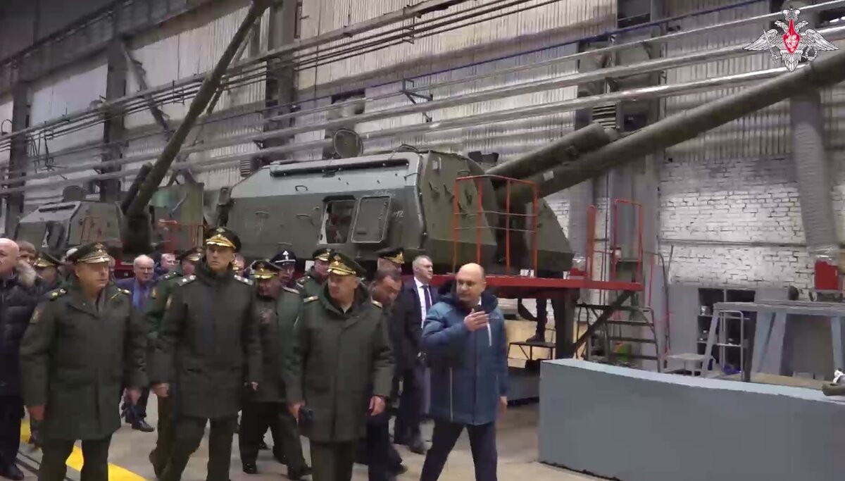 Шойгу первым делом приехал на завод, где производят САУ. Фото: скриншот видео телеканала "Звезда".