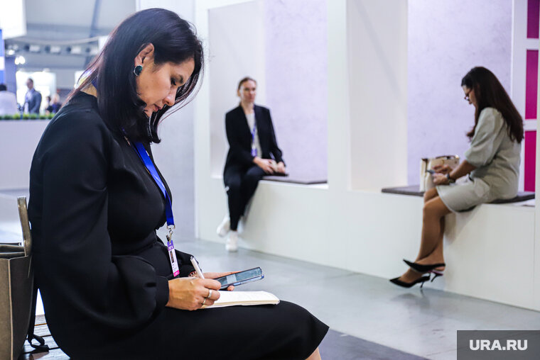 женщина менеджер. менеджер по подбору персогал. логотип кадрового агентства. горничная в отеле. горничная в гостинице.