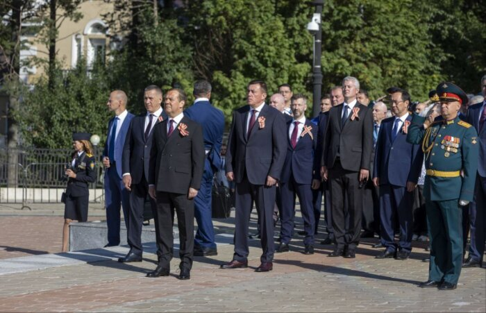 Фото: правительство Сахалинской области. Дмитрий Медведев, Юрий Трутнев, губернаторы регионов ДФО на Сахалине в День Победы над Японией   