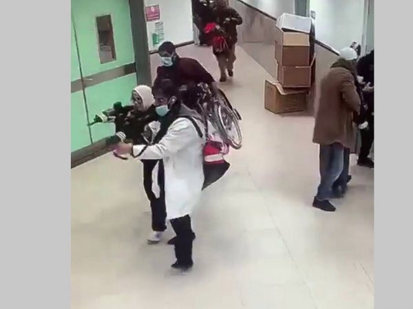 Девочки переодеваются. Незаметно переодевается. Переодевается в комнате. Женщина в примерочной магазина. Незаметно переодевается.