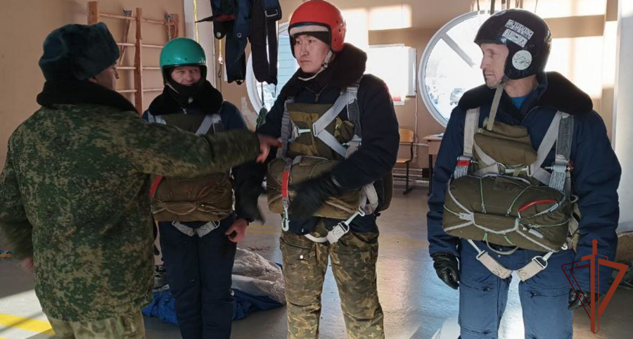 Экзюпери авиатор. Парашют лётчика парашютисты. Летчики китая. Парашют лётчика. Aerodyne vision canopy.