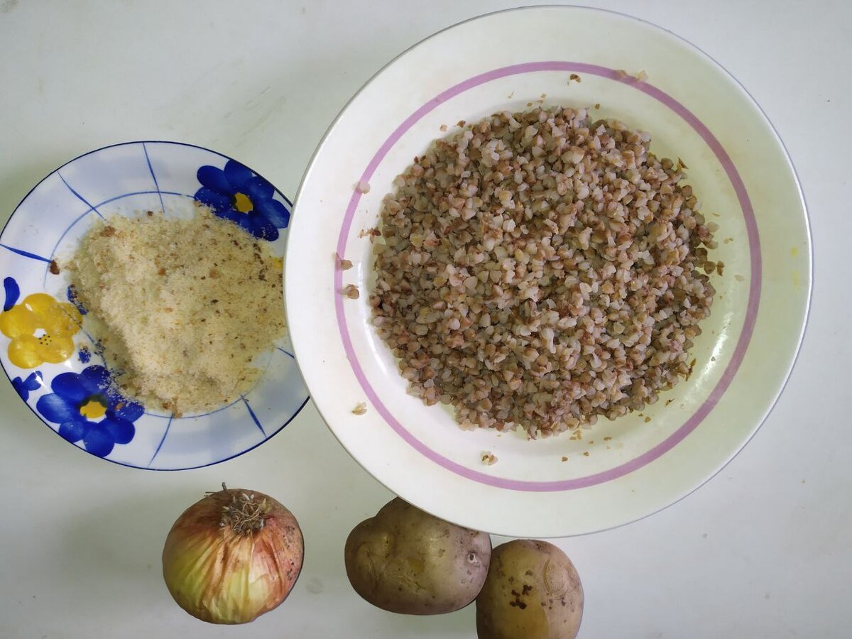 Котлеты я готовлю из отварной гречки и картошки в «мундирах»