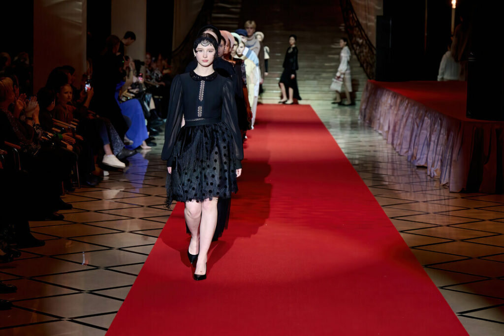 Почему одежда в цуме выглядят так странно. Кристиан диор. Valentino дом моды. Совершенная мода. Совершенная мода.