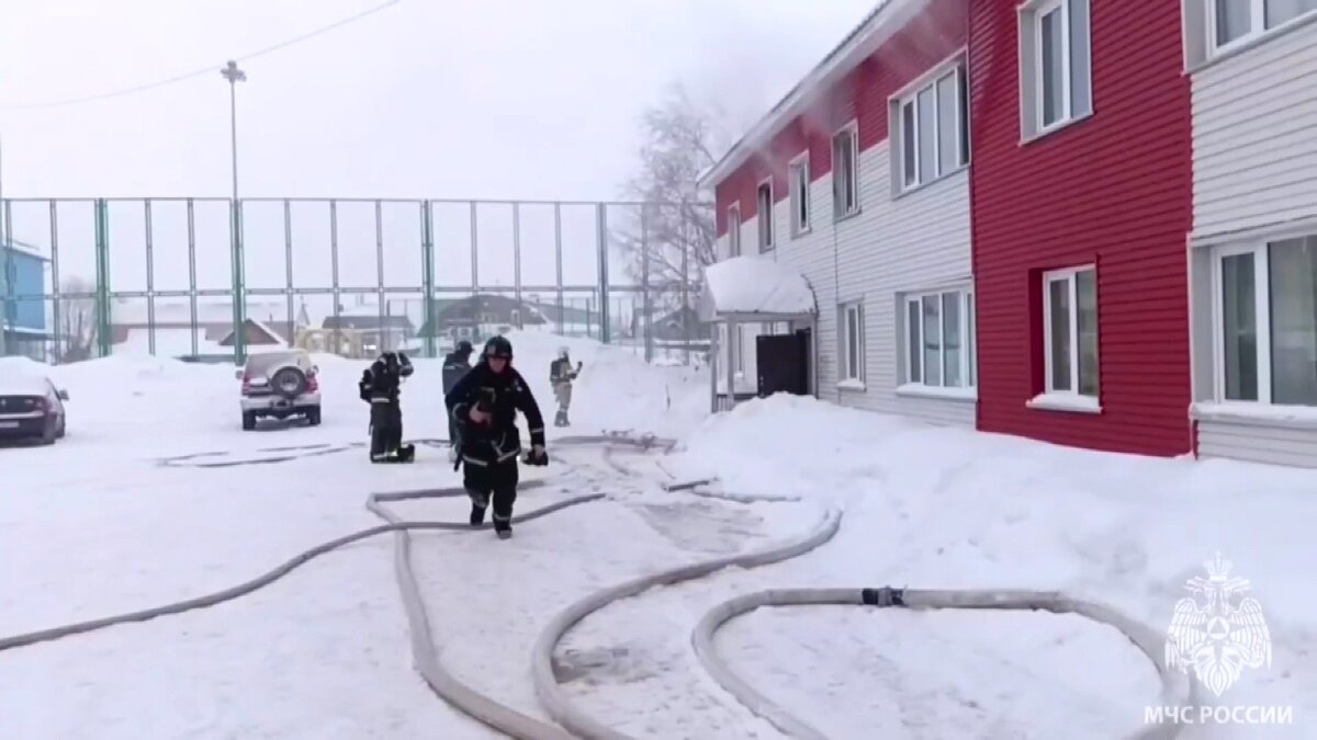    В Ханты-Мансийске пожарные вытащили из огня трёх человек