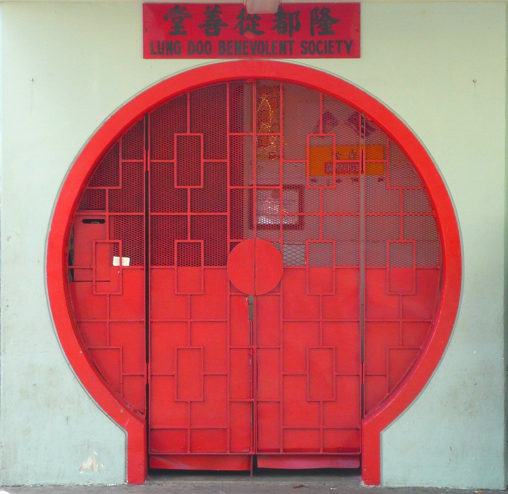 Открытые двери китая. Китайская круглая дверь. Круглая дверь в японском стиле. Двери в китайском стиле. Круглые двери в Китае.
