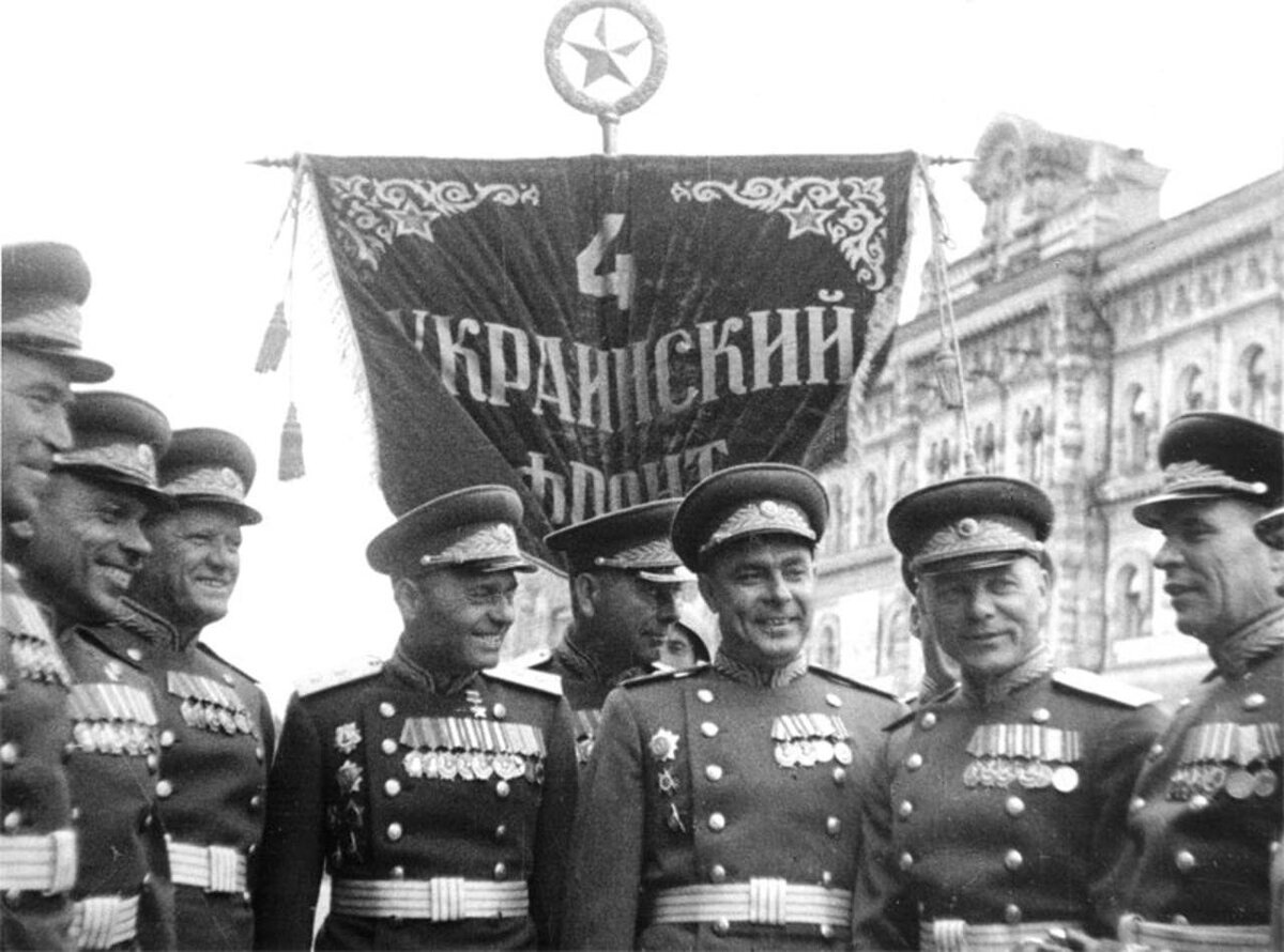 Бравый генерал-майор Л.И. Брежнев 24 июня 1945 г. на Параде Победы в Москве. Тут впору было возопить как Натали: "О боже, какой мужчина!". Но не будем. Мужики мы, всё-таки...