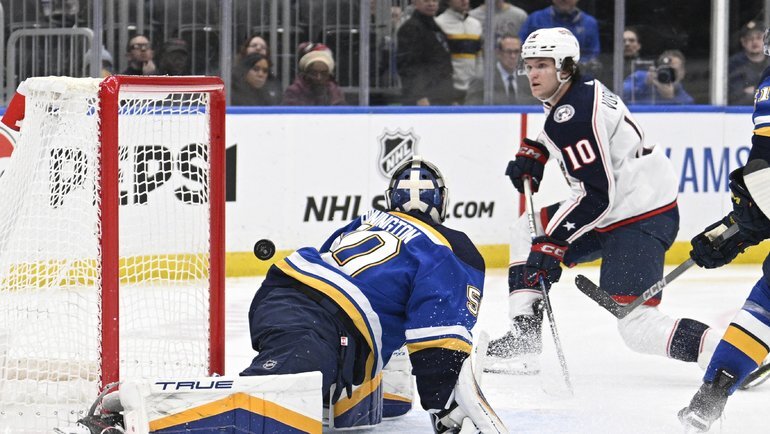    Дмитрий Воронков («Коламбус») атакует ворота «Сент-Луиса». USA Today Sports