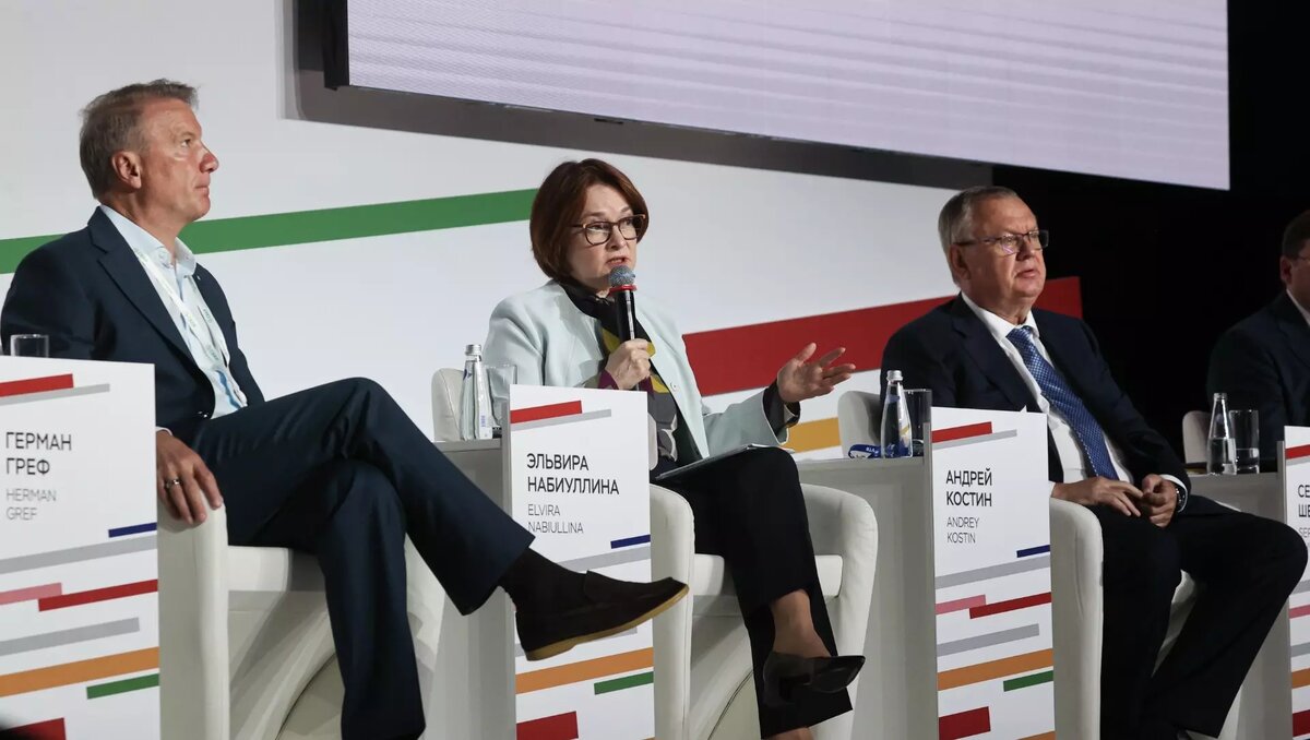     Банки в России за прошлый год заработали 3,3 трлн рублей — это в 15 раз больше, чем годом ранее и это более 11% от доходов всего федерального бюджета страны. «НИ» выяснили, кто ещё может похвастаться такой прибылью, откуда она берется и какая в этом заслуга простых россиян.