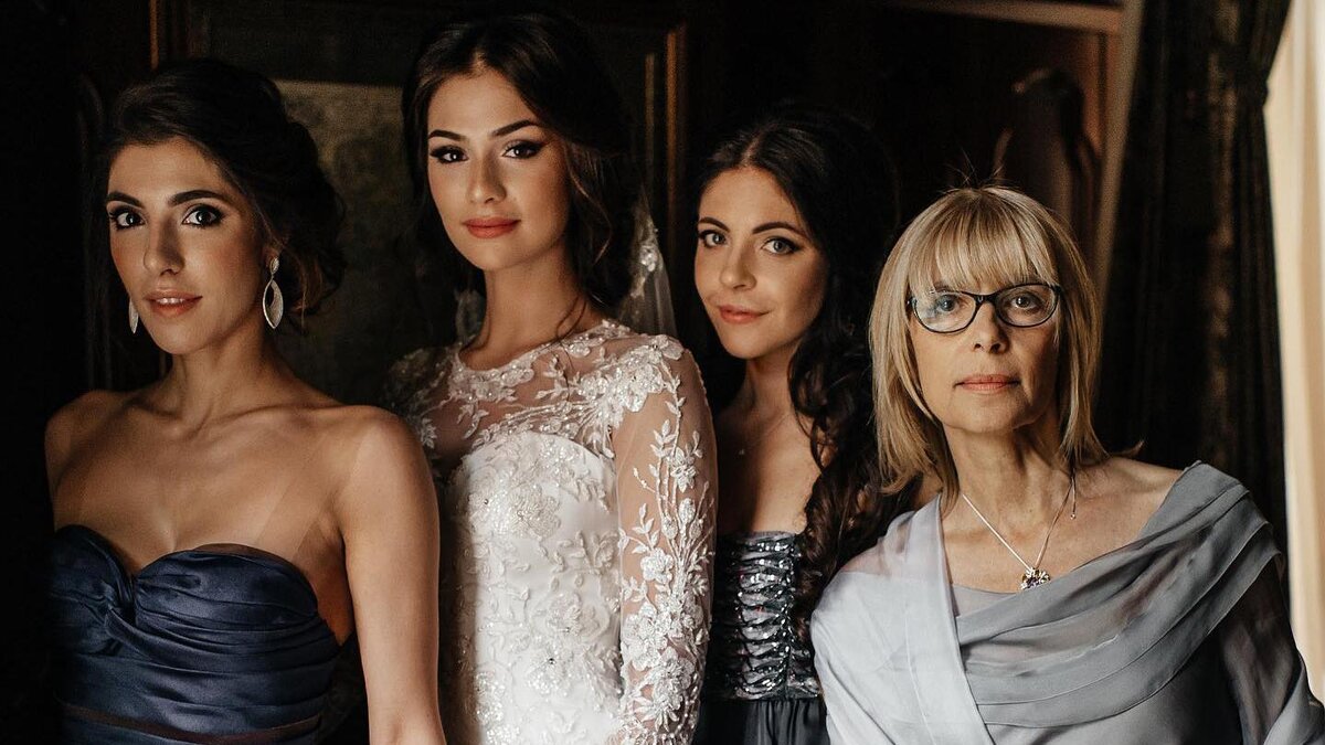 Пара направо. Мужчина и женщина. Счастливые мужчина и женщина. Счастливая пара. Пара направо.