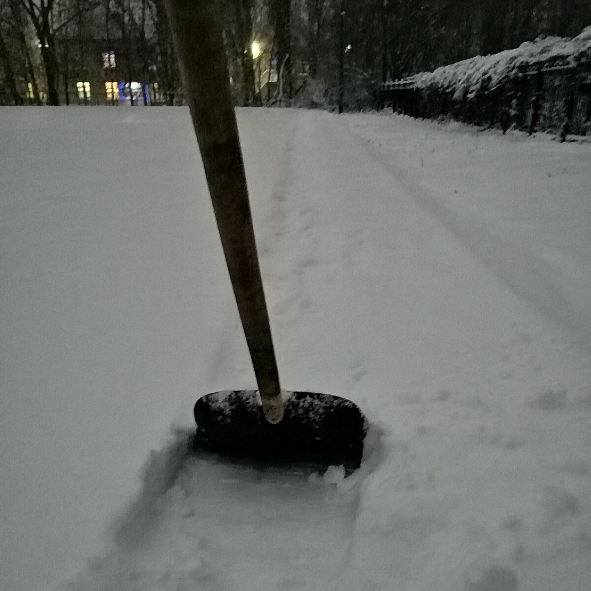 Человек. Лопата. Стадион. Зима. 