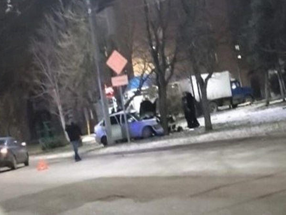 В Таганроге водитель и пассажир «Лады» пострадали, врезавшись в дерево |  Donday.ru | Дзен