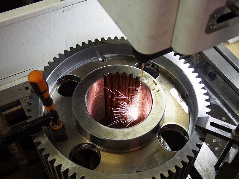 Электроэрозионная обработка металла находит свое применение, когда нужно изменить размеры металлических деталей, не нарушая физических свойств. Данный вид обработки обеспечивает возможность создавать отверстия необходимой конфигурации, при необходимости создавать фасонные полости, профильные пазы и канавки на твердосплавных заготовках. 
Принцип работы электроэрозии
Используется серия быстро повторяющихся электрических разрядов между электродным инструментом и изготавливаемым образцом, разделенными диэлектрической жидкостью. В результате такого воздействия заготовка детали медленно разрушается и формируется требуемая сложная конфигурация поверхностей без прямого физического контакта с инструментом. Таким образом, электроэрозионная обработка может вырезать сложные контуры, профильные пазы, канавки в закаленной стали без необходимости её последующей механической и термической обработки. Этот метод можно использовать с любым жаропрочными, корозионностойкими металлами или сплавами, такими как титан, хастеллой, ковар и инконель.

Проще говоря, электроэрозия — это чистый, эффективный метод резки, изменения размера и манипулирования металлом. Процесс является полностью бесконтактным методом обработки. Поэтому, мы можем изготавливать продукцию в мельчайших деталях.

Промышленные методы электроэрозионной обработки металлов
В промышленности на сегодняшний день распространены типы электроэрозионной обработки:  проволочная «вырезная» и «прошивная».
Инструментом для  «вырезной» электроэрозии  служит проволока малого сечения. Она обладает существенным «плюсом»- маленьким  радиусом рабочего инструмента т.е. проволоки и возможность пространственной ориентации проволоки в широком диапазоне углов. Помимо того, что этот метод дает возможность  изготовить изделие со сложной геометрией, позволяет эффективно работать с электропроводниковыми материалами любой твердости.

Метод «прошивной» электроэрозии используют, если необходимо получить  углубления сложной формы, глубокие глухие отверстия,  создать поверхности сложной формы с малым радиусом скругления.  Инструментом  в этом случае является медный электрод, который изготавливается под каждую конкретную задачу. В процессе эрозионной обработки удаление метала происходит в диэлектрике за счет микроразрядов  расплавляющих часть металла. В результате  многократных циклов опускания электрода и подачи электрического импульса в обрабатываемой детали формируется отверстие в форме электрода. При этом припуски  стандартное значение обработки прошивки составляет 0,1 мм.

Электроэрозионная обработка металлов позволяет:
Изготавливать детали сложных форм и конструкций, которые трудно выполнить обычным инструментальным образом, даже, используя высокотехнологичные металлорежущие станки.
Обрабатывать чрезвычайно твердые металлы и сплавы с очень жесткими допусками.
Изготавливать мелкогабаритные изделия, где обычные режущие инструменты могут повредить деталь из-за избыточного давления режущего инструмента.
Поскольку прямой контакт между инструментом и заготовкой отсутствует, то деликатные участки и хрупкие материалы могут обрабатываться практически идеально, без ощутимых искажений, не нарушая их физических свойств.
Получить качественную обработку поверхностей, без дополнительного шлифования.
Выполнять тонкие, а также, конические отверстия в деталях.