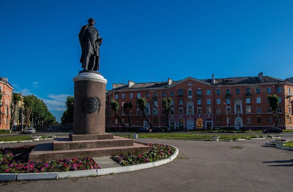 Памятники в северодвинске. Площадь Ломоносова Северодвинск. Город Северодвинск площадь Ломоносова. Памятник Ломоносова в Северодвинске. Памятник м в Ломоносову в Северодвинске.