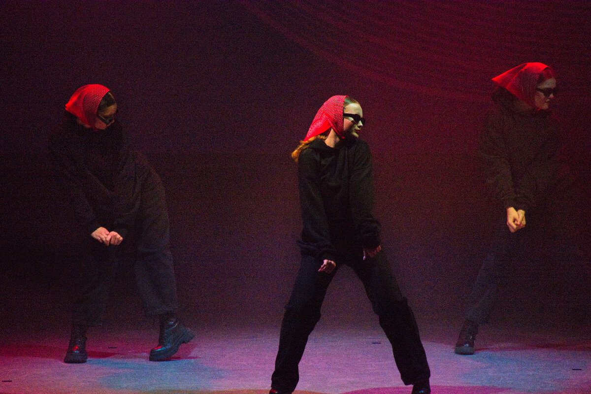 каталонского национального танца сардана. танец нескольких человек. силуэты танцующих людей. танцевальный флешмоб. Jazz funk танец.