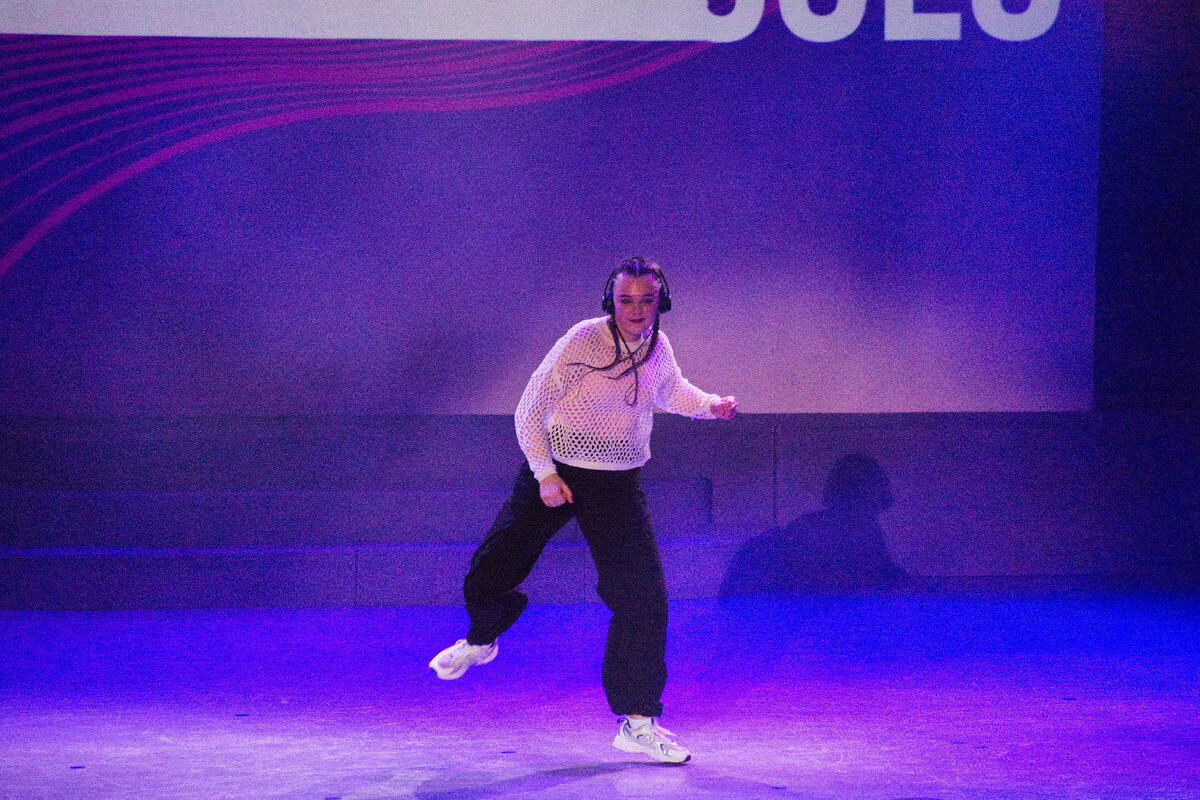 Танцы два. Уличные танцы 2012. Парень в танце. Две девушки танцуют. Красивый мужской танец.