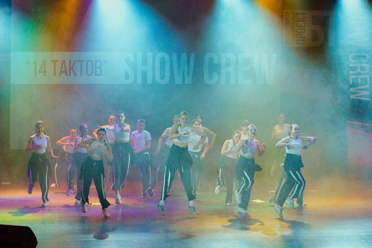 Движение 6. Движение живых организмов. По скоростной трассе в одном направлении едут порш и ламборгини. Математика 6 класс задачи на движение. Задачи на движение картинки.