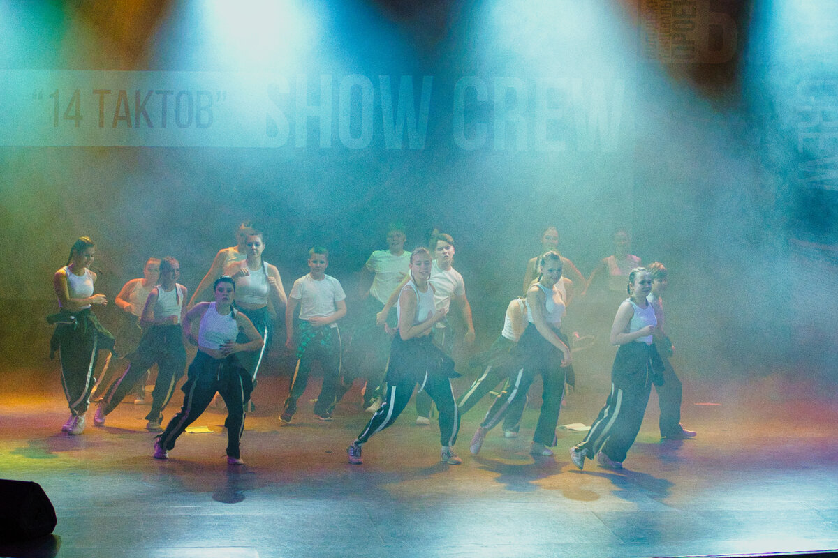 Aquasixio cyril rolando. Танец живете. Танец в живописи. Танец жизни. Яркие краски.