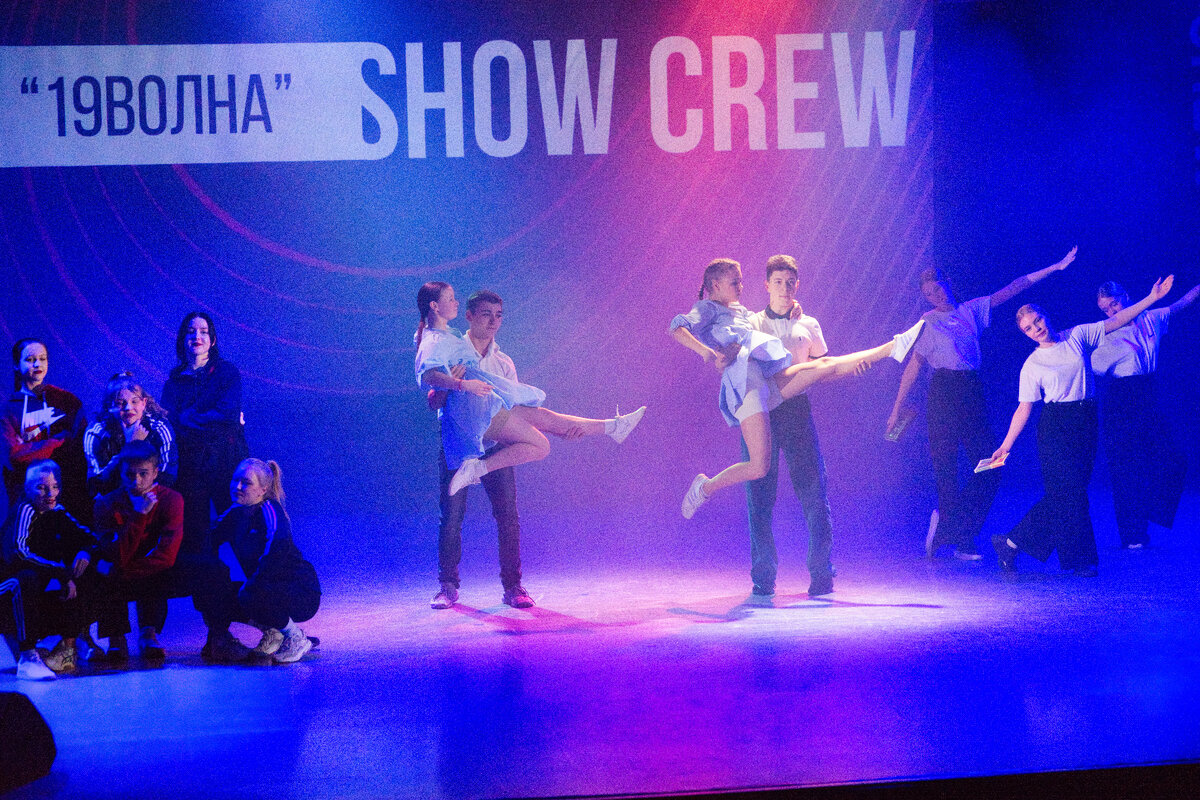 женщина на бильярдном столе. бриллиант лежит на боку. ксения почерней модель. Neck pull пилатес. тупо лежу на кровати.