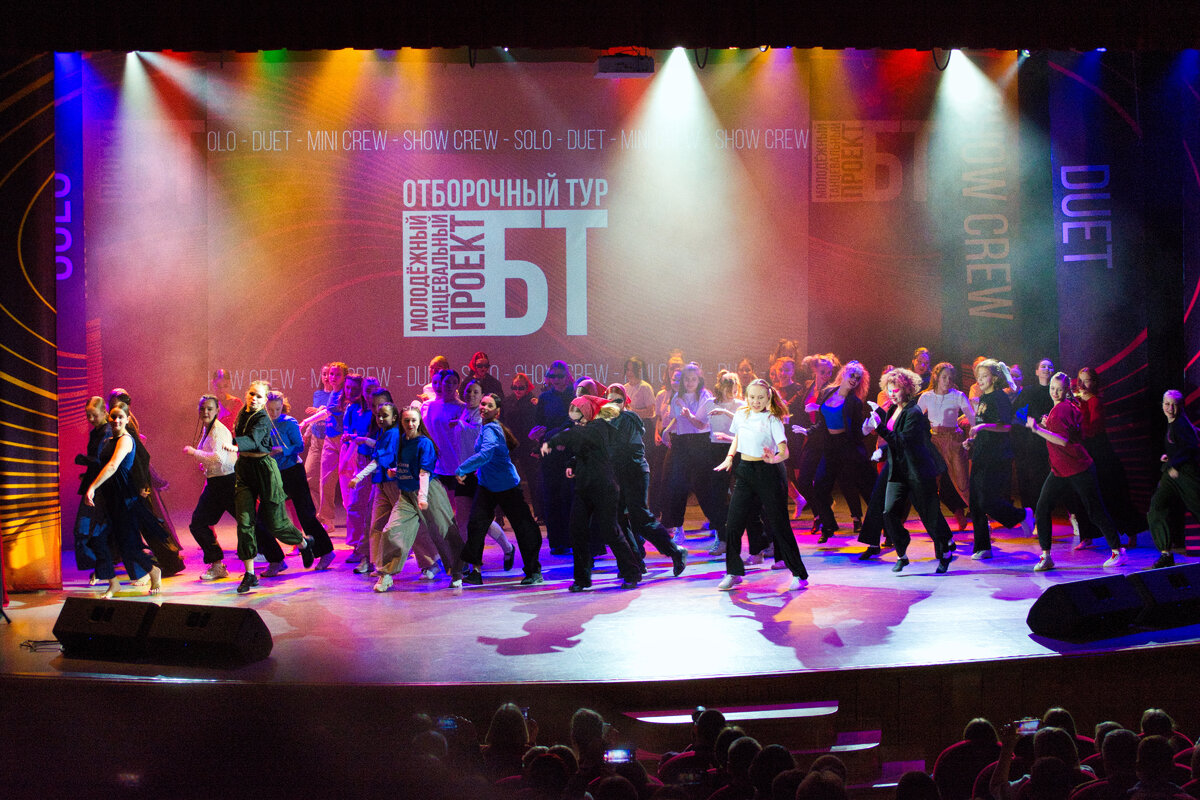 Zumba fitness тренер. Танцы zumba fitness. Групповые занятия. Танцующие люди. Зумба танец.