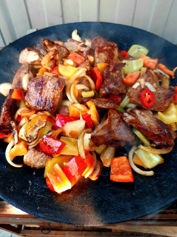 Вот так все это выглядит после того, как все овощи соединились с мясом. У меня здесь говядина. Фото автора