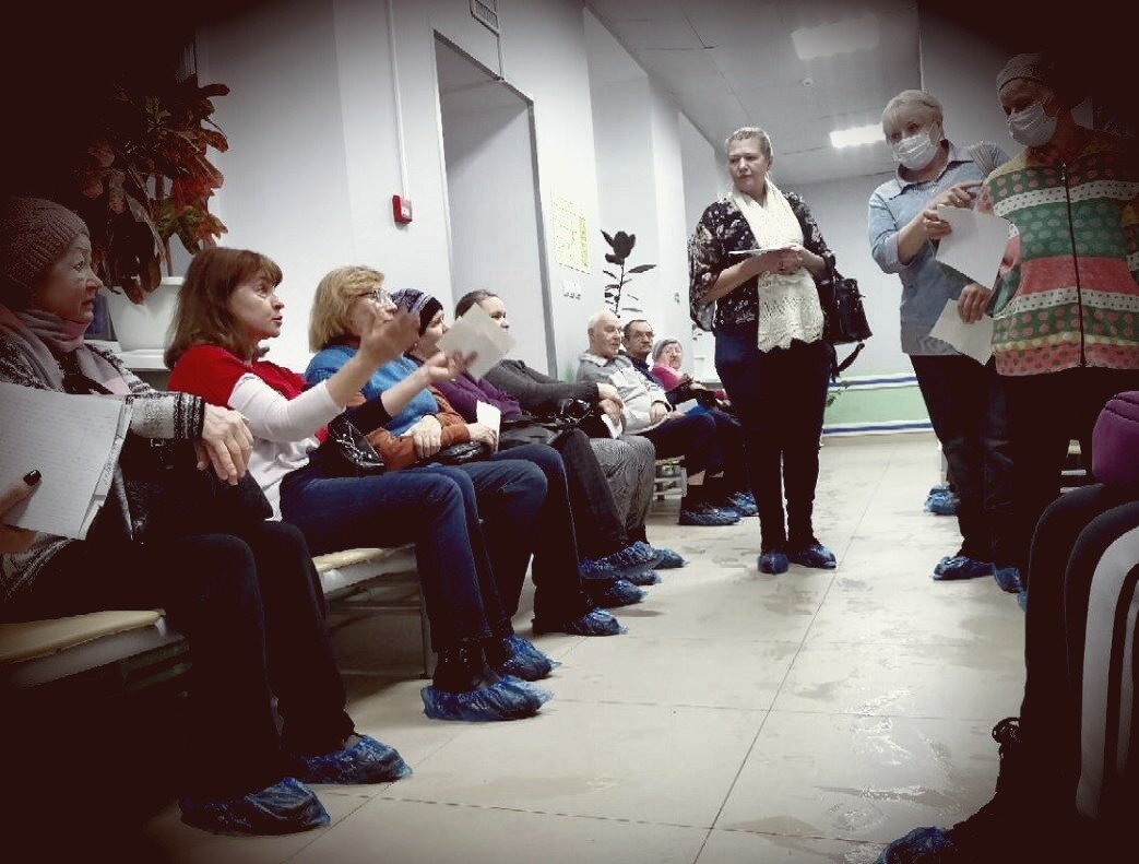 Очереди в банкоматы в москве. Много клиентов. Очередь c. Очередь c. Толпа в поликлинике.