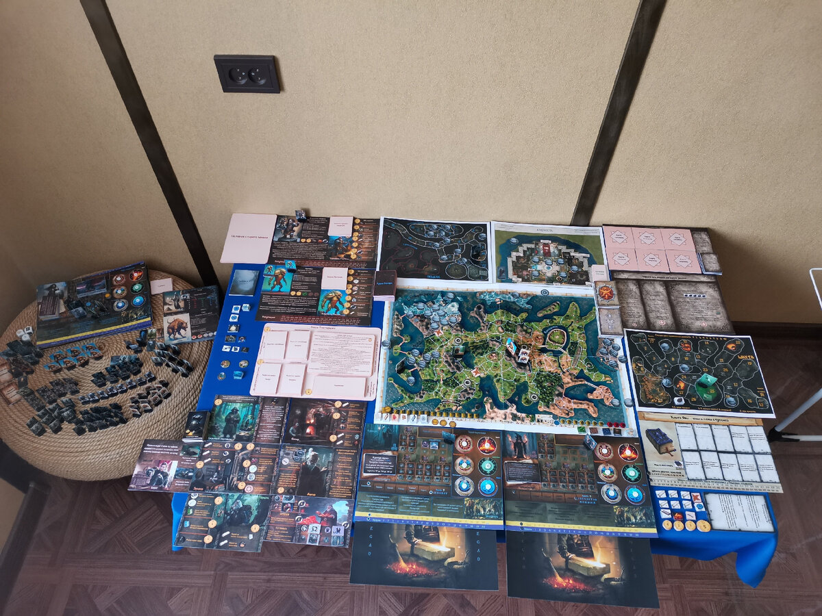 Основные компоненты в развернутом виде, огромного стола не хватило. Раскладка на двух игроков.