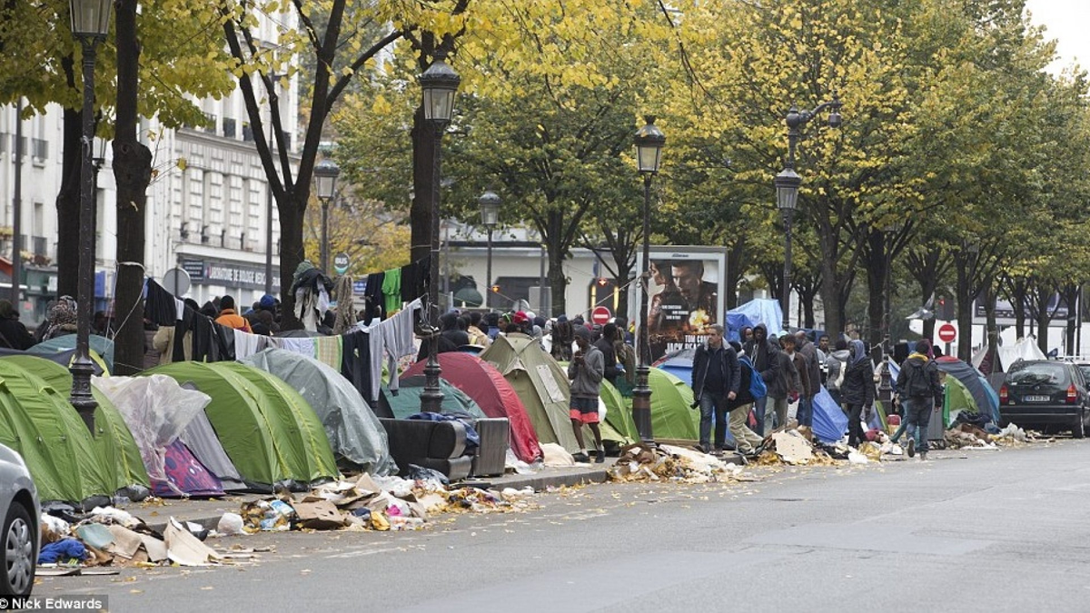 Poor paris. Помойки на улицах Парижа. Елисейские поля мигранты. Мигранты на улицах Парижа.