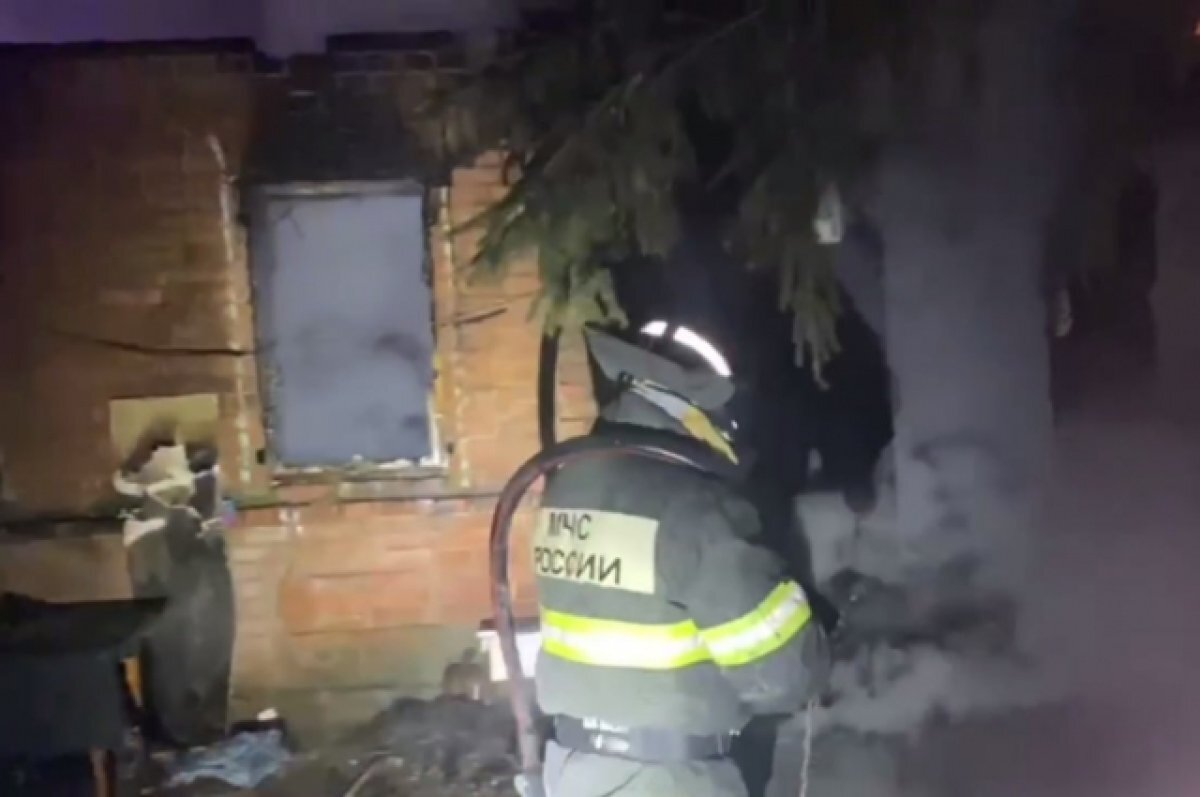    На Кубани кровля горящего дома обрушилась на легковой автомобиль